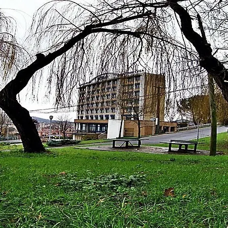 Bilbao Hostel بيت شباب *